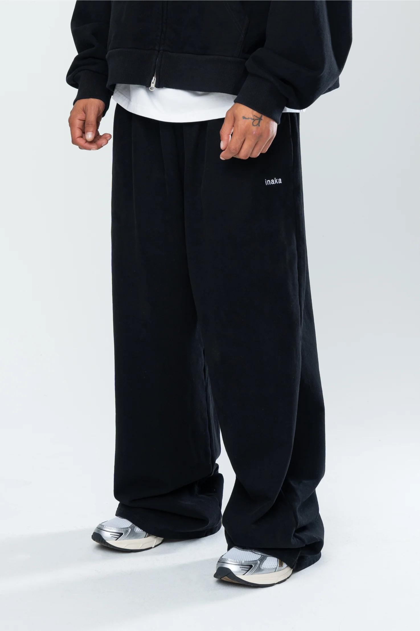 BASICS BAGGY SWEATS - BLACK - Image 2