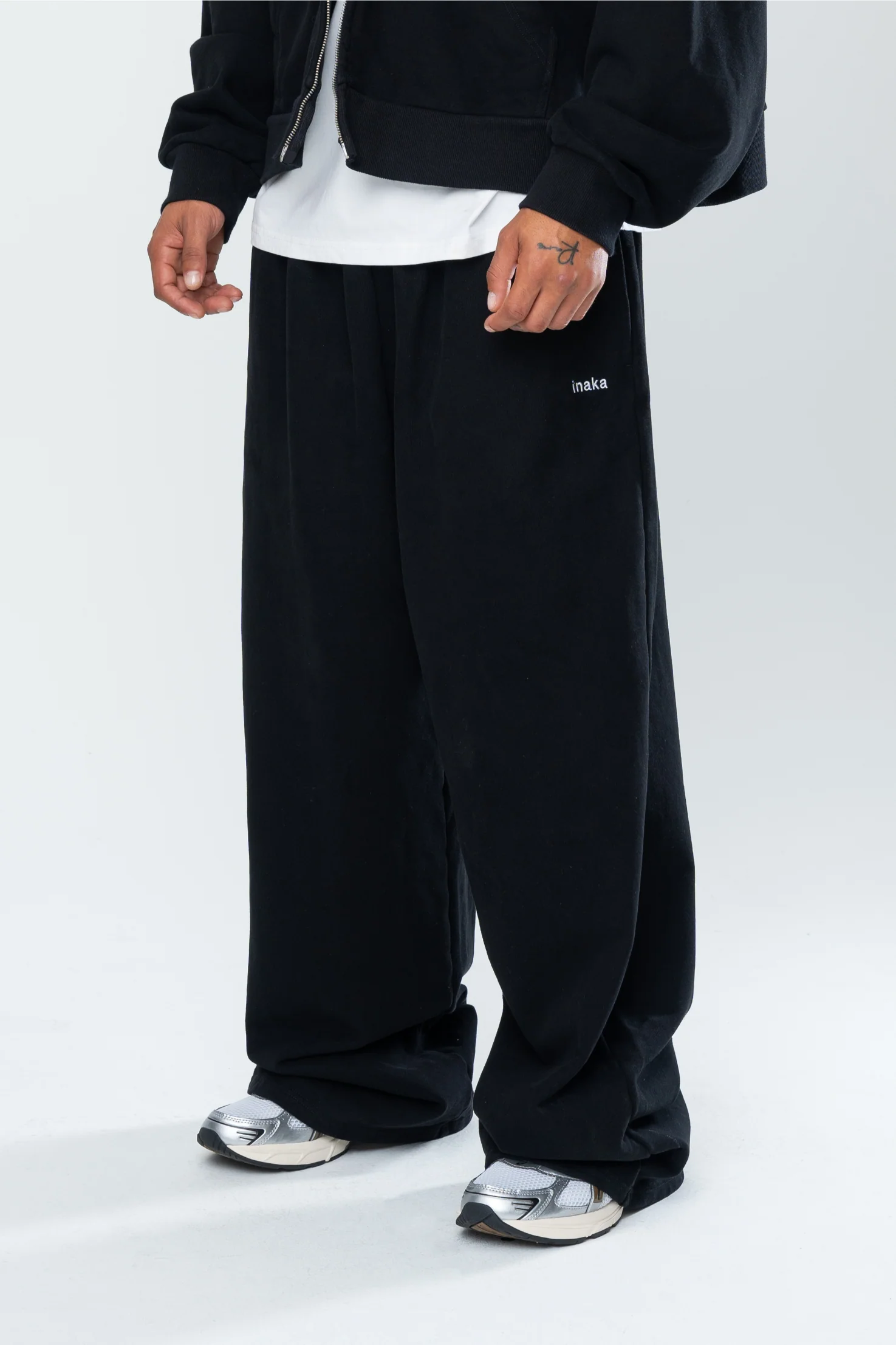 BASICS BAGGY SWEATS - BLACK - Image 3