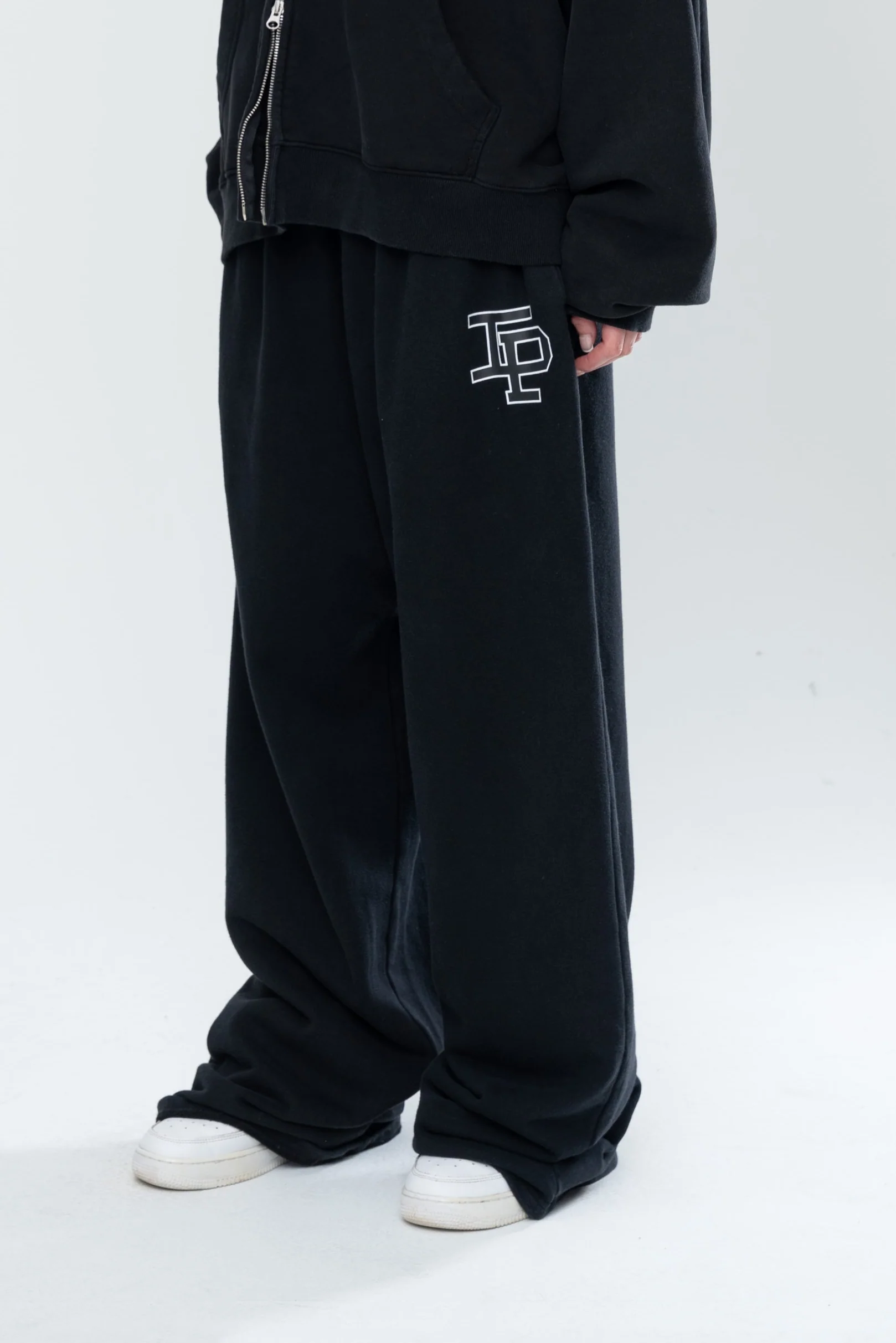CLASSIC BAGGY SWEATS - BLACK - Image 11
