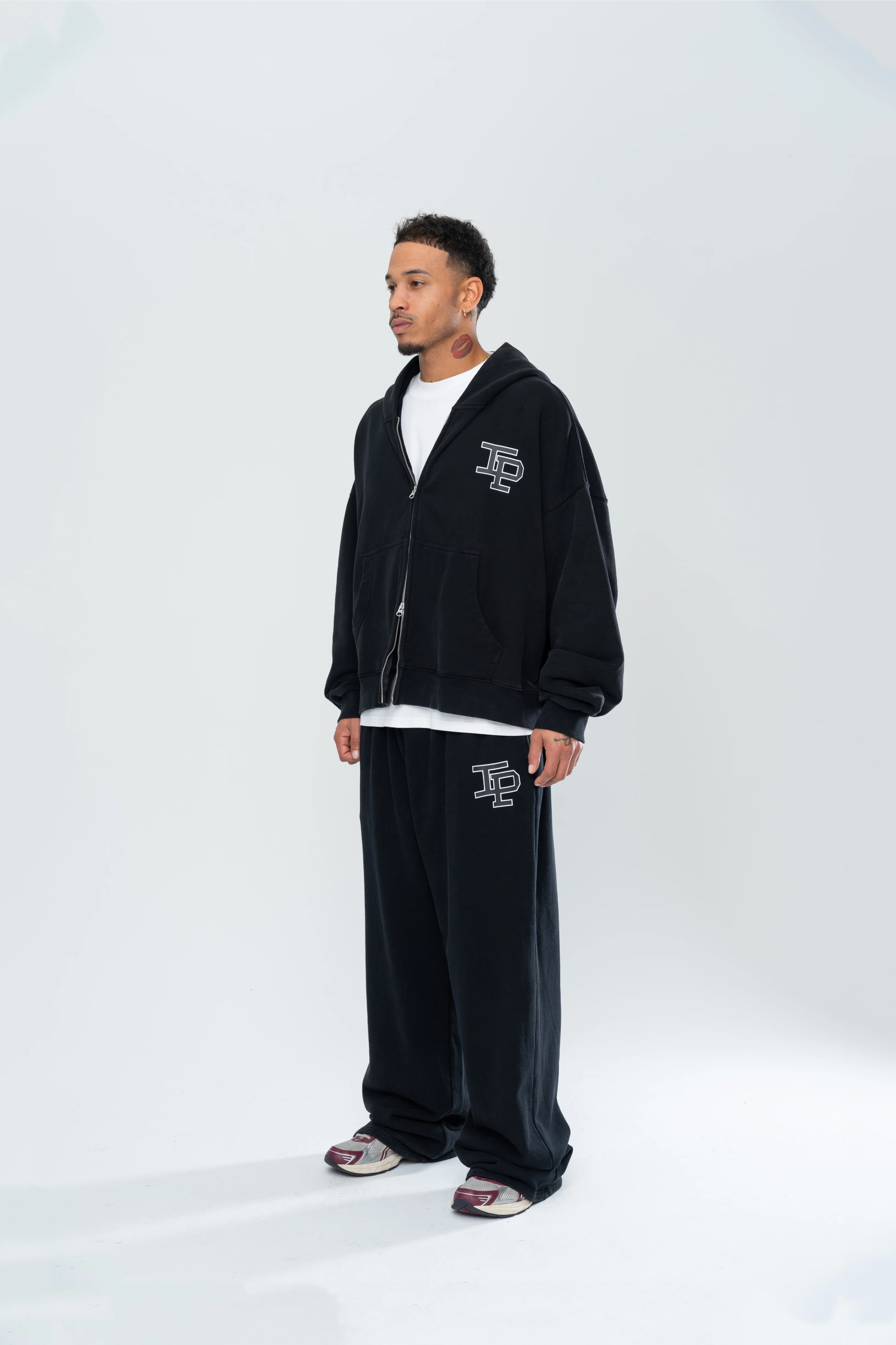 CLASSIC BAGGY SWEATS - BLACK - Image 3