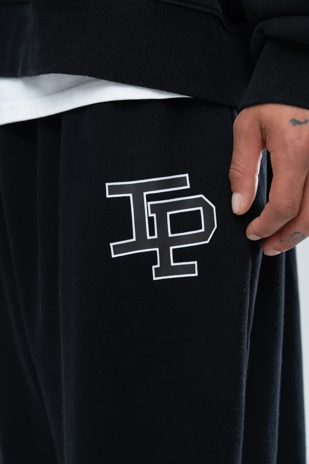 CLASSIC BAGGY SWEATS - BLACK - Image 5
