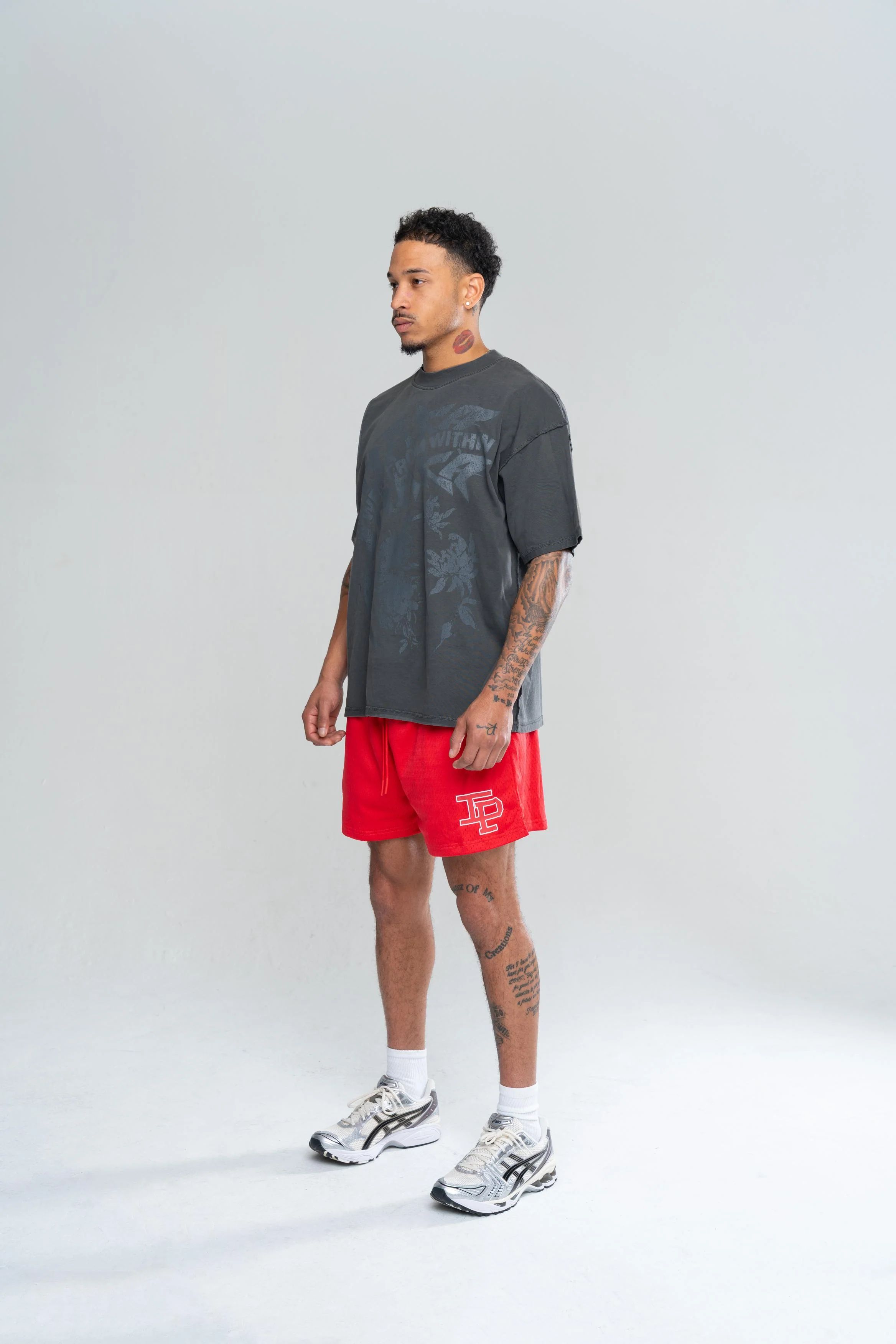 FLORAL GRUNGE REVERSE TEE - VINTAGE BLACK - Image 4